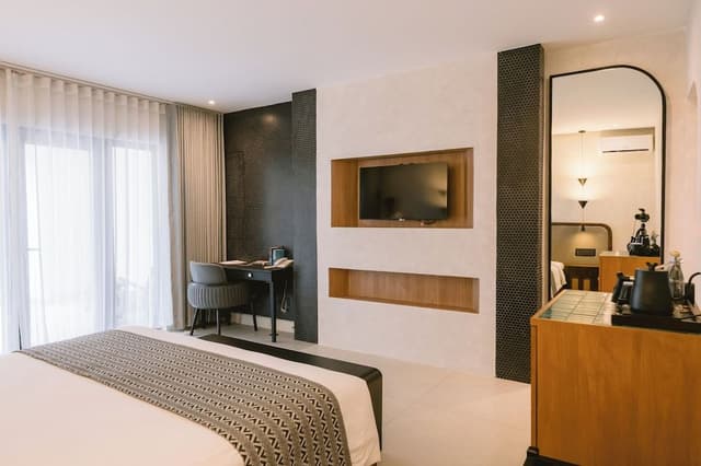 Deluxe Plus King Room