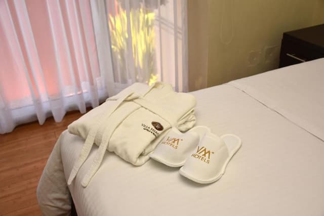 Deluxe King Suite
