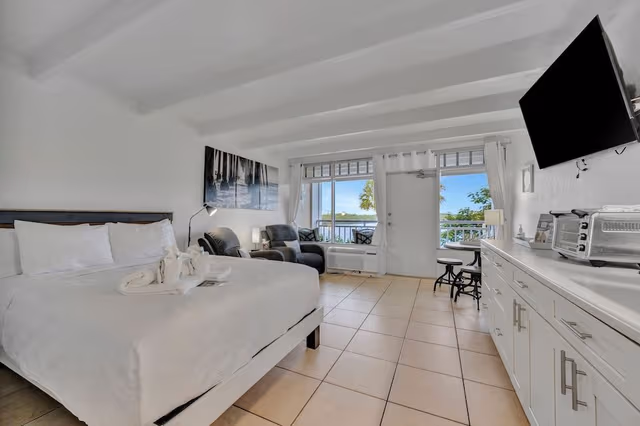Comfort Studio, 1 Queen Bed, Balcony, Bay View
