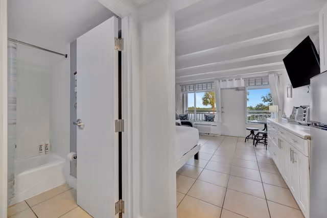 Comfort Studio, 1 Queen Bed, Balcony, Bay View