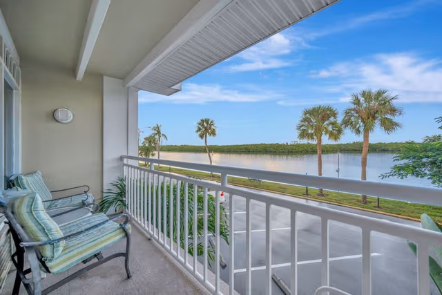 Comfort Studio, 1 Queen Bed, Balcony, Bay View