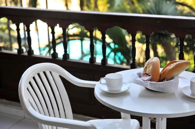 Junior Suite vista Jardín Piscina ( 2 adultos + 1 niño)