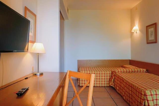Family Room (3 Adults + 1 Child)