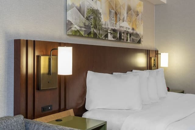 Room, 1 King Bed, Non Smoking (Upgrade, Ground Floor, Courtyard View)