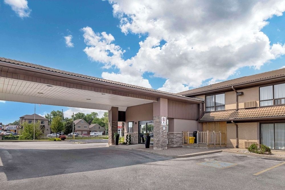 โรงแรมคอมฟอร์ต อินน์ วินด์เซอร์ (Comfort Inn Windsor)1
