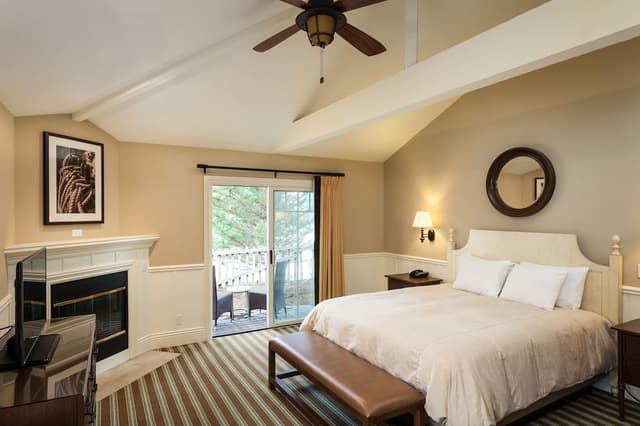 Room, 1 King Bed, Fireplace (Lodge)