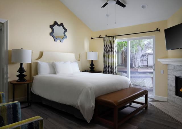 Room, 1 King Bed, Fireplace (Lodge)