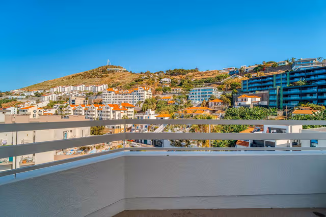 Deluxe Sea View (2 Adults + 1 Children)