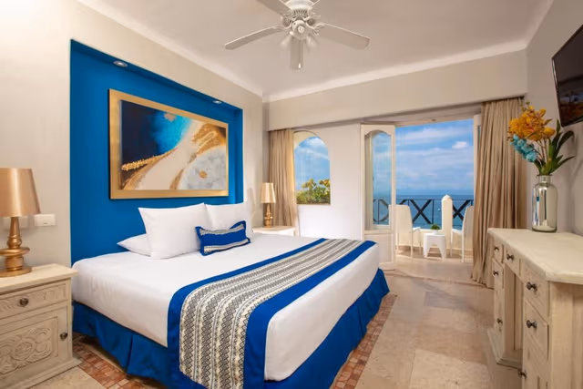Blue Splendor Oceanfront 1 King Bed