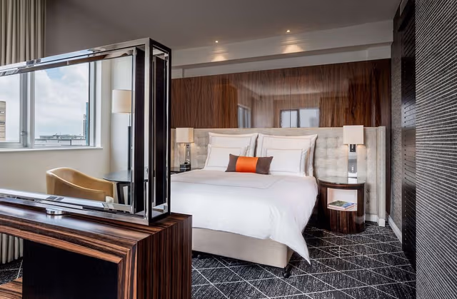 Signature Suite, 1 King Bed, Club Lounge Access (Skyline)