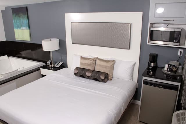 1 King Oceanfront, Jacuzzi Room