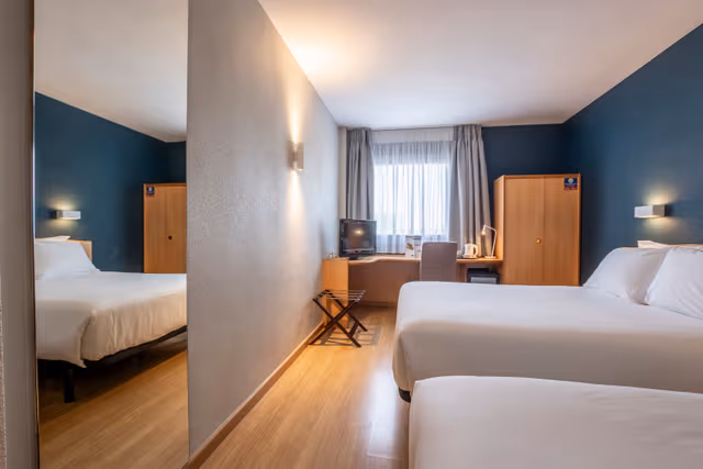 Standard Room - 1 Queen size Bed - 1 Individual Bed