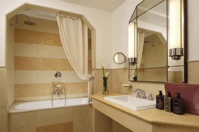 KING SUPERIOR ROOM