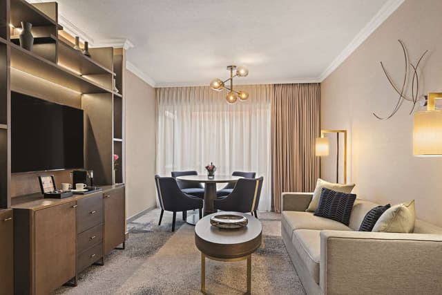 KING JUNIOR SUITE