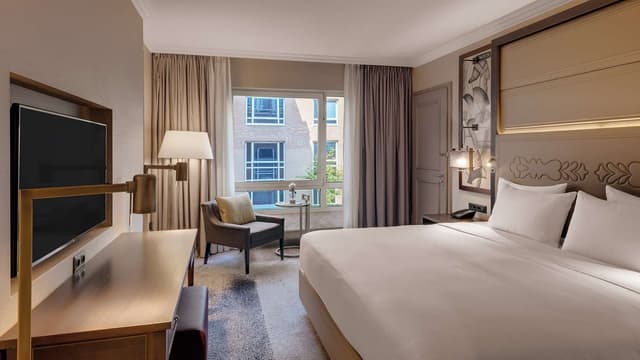 KING EXECUTIVE SUITE