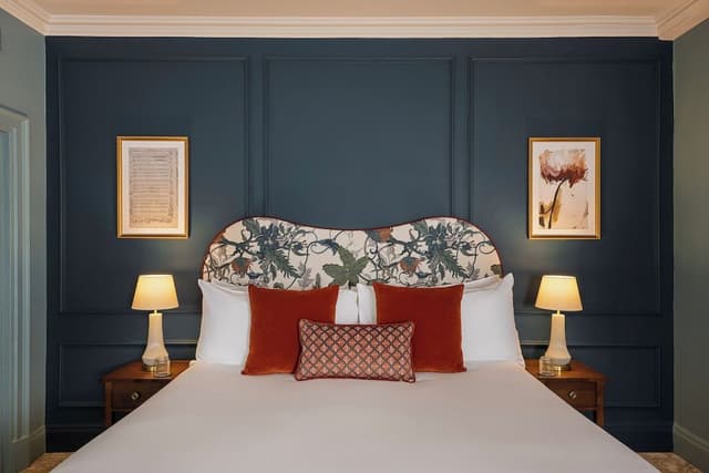 Deluxe Room, 1 King Bed, Ensuite, City View