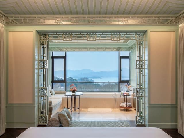Romance Room, Lake View