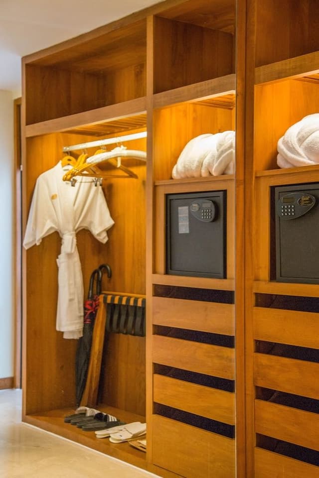 Suite, 1 King Bed, Ocean View