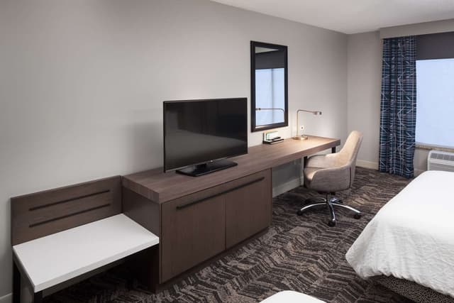 2 QUEEN BEDS