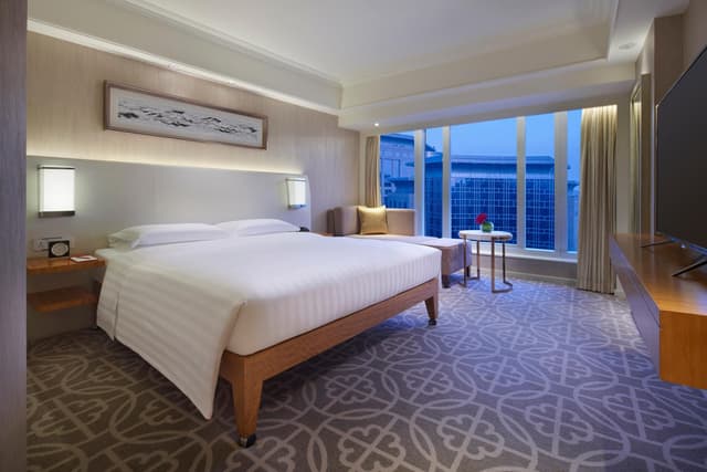 1 King Bed with Club Access