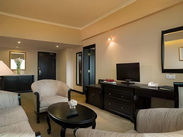 Business Queen Suite