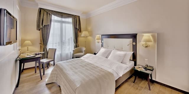 Deluxe Room, 1 Queen Bed, Lake View (Balcony)