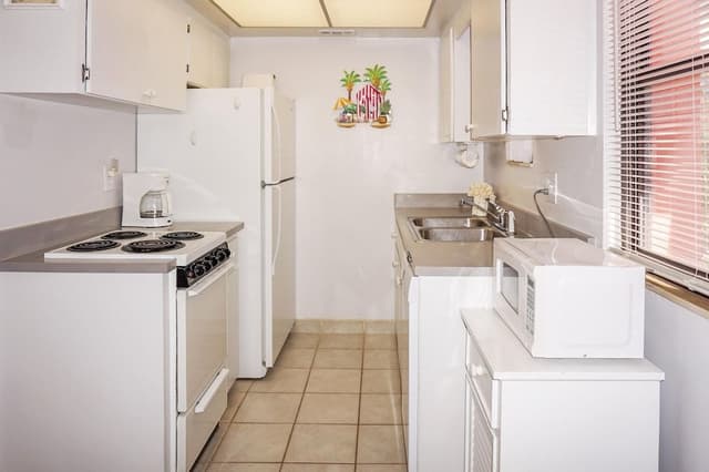 Studio, 1 Queen Bed, Kitchen