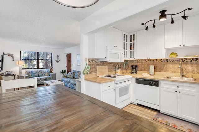 Condo, 2 Bedrooms, Kitchen, Garden View