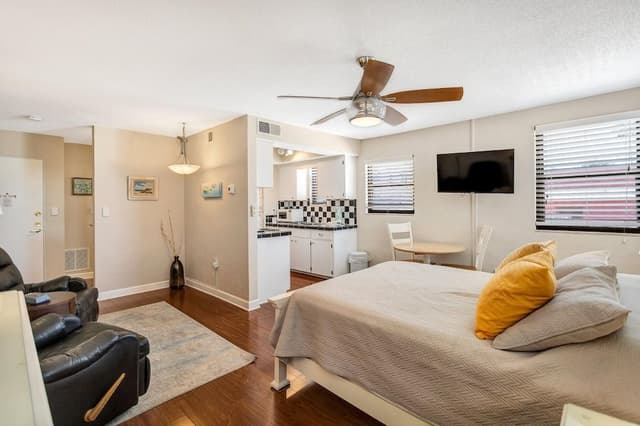 Studio, 1 Queen Bed, Kitchen