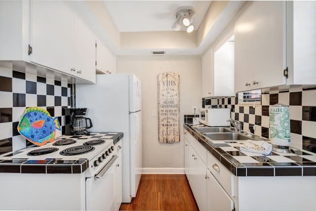 Studio, 1 Queen Bed, Kitchen