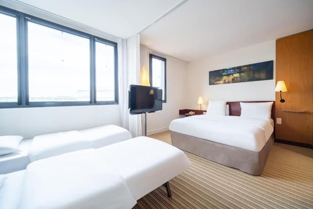 Executive Suite with 1 Queen Bed and 2 Single Beds