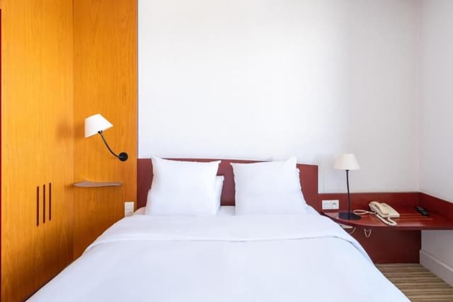 Executive Suite with 1 Queen Bed and 2 Single Beds