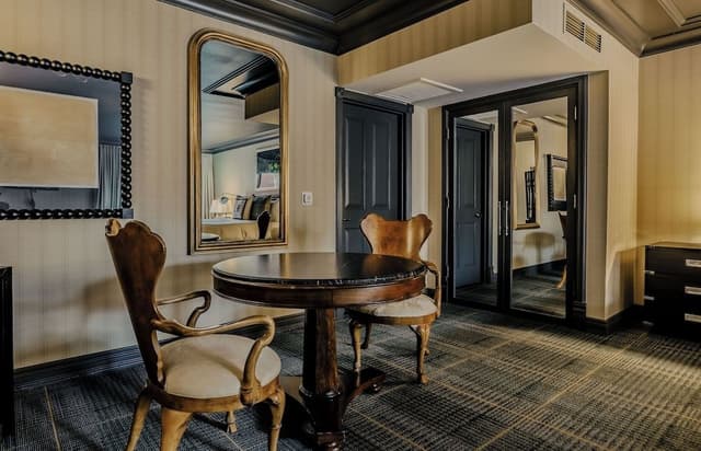 Junior Suite, 1 King Bed, Hearing Accessible, Poolside (Tub, Accessible)
