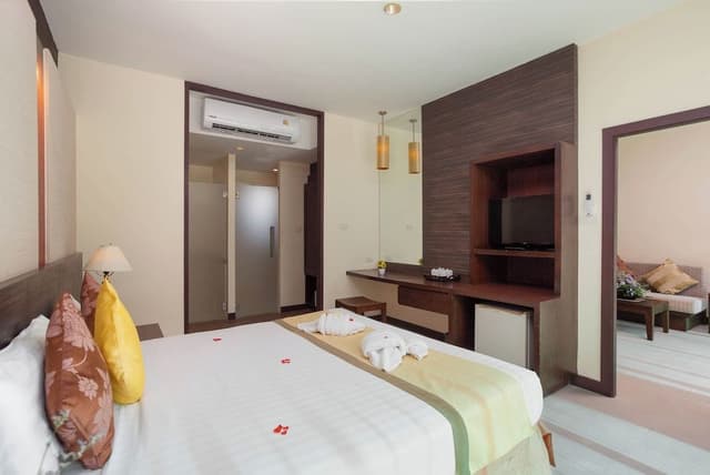 Suite, Courtyard Area