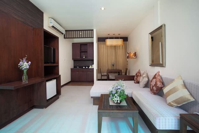 Suite, Courtyard Area