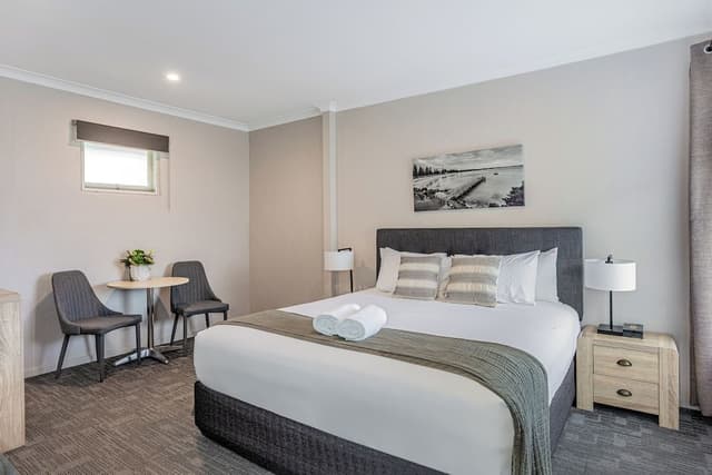Executive Suite, 1 King Bed, Jetted Tub, Ground Floor