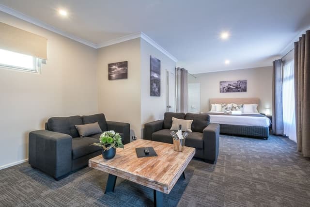 Executive Suite, 1 King Bed, Jetted Tub, Ground Floor
