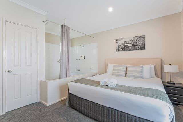 Executive Suite, 1 King Bed, Jetted Tub, Ground Floor