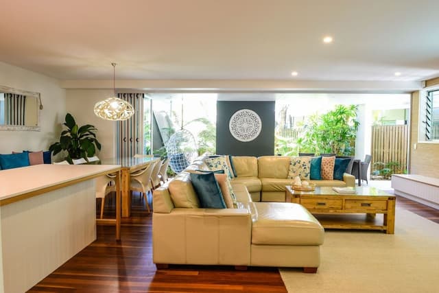 Belongil Penthouse Three Bedroom w Pool
