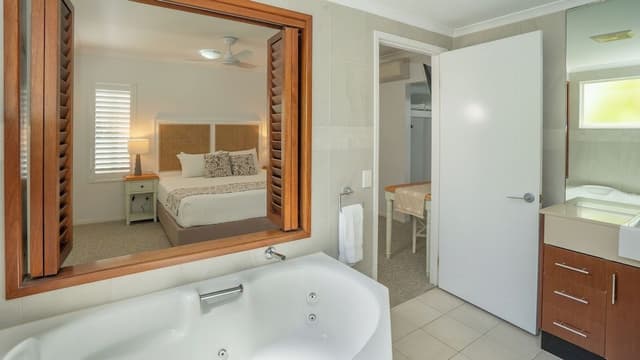Corner Three Bedroom Swimout Apartment