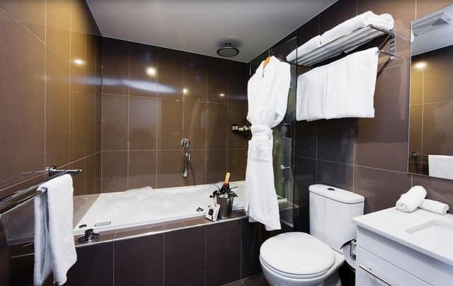 Premier One Bedroom Queen - Complimentary Parking