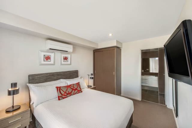 One Bedroom Apartment, 1 Queen Bed