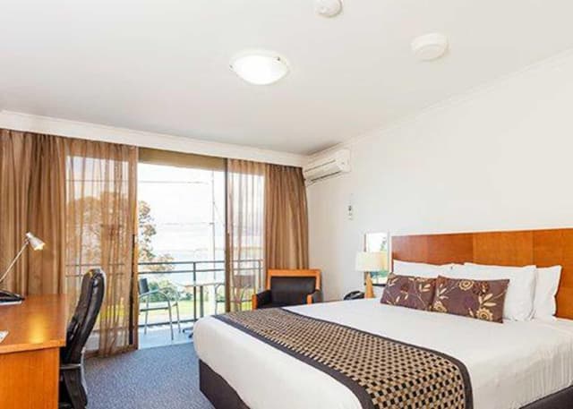 1 King Bed Balcony Non-Smoking