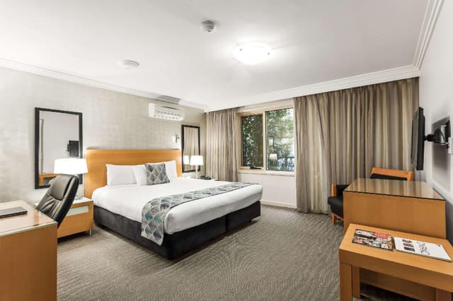 1 King Bed No Smoking