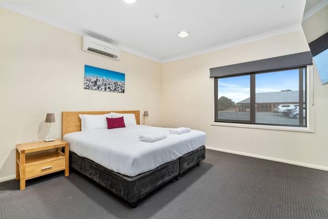 Suite, 1 King Bed, Non Smoking (Efficiency)