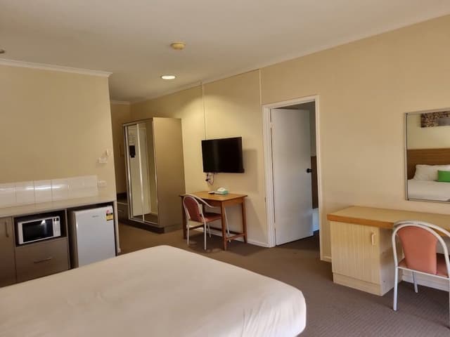 Standard Room, Non Smoking (1 Queen & 3 Single Beds)