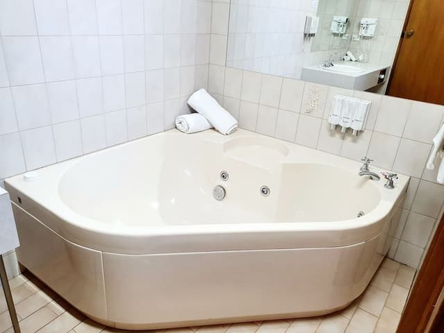 Queen Spa Room