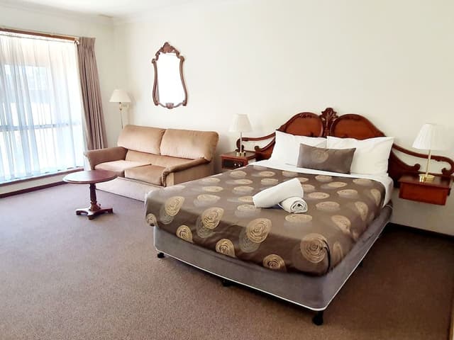 Queen Spa Room