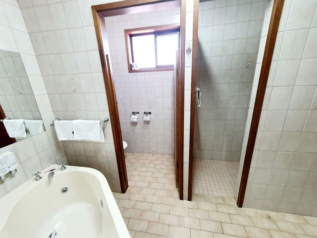 Queen Spa Room