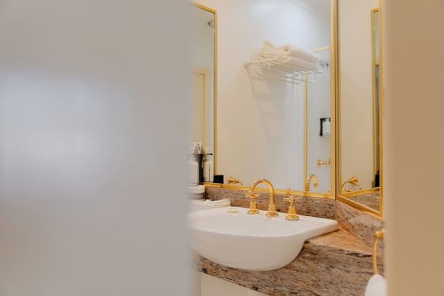 Heritage Spa and Fireplace Room